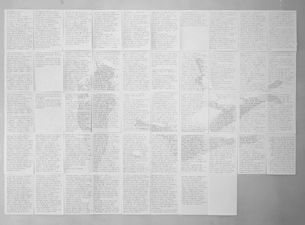 Escritura en braille y tinta sobre impresión digital